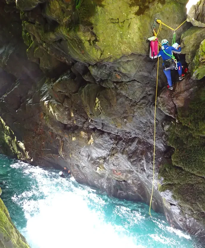 Monitrice préparant un groupe pour un saut de 8 mètres lors d’une sortie canyoning dans le canyon de Marc près d’Ax-les-Thermes en Ariège