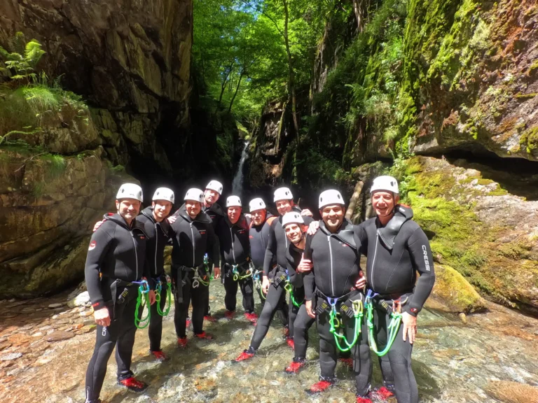 Pause photo devant la cascade du canyon de Marc pour cette équipe en séminaire d 'entreprise