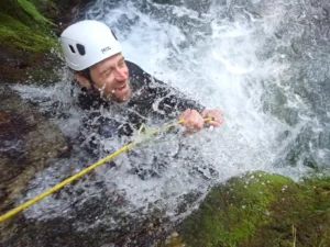 Rappel court et arrosé dans le canyon d’Orlu, Ariège Occitanie