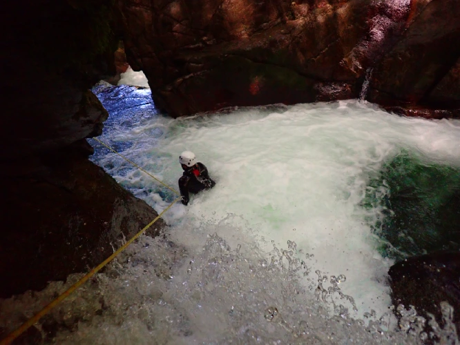 Canyon d’Orlu en Ariège – canyoneur dans une vasque après un toboggan, sortie avec Ariège Canyon Aventure