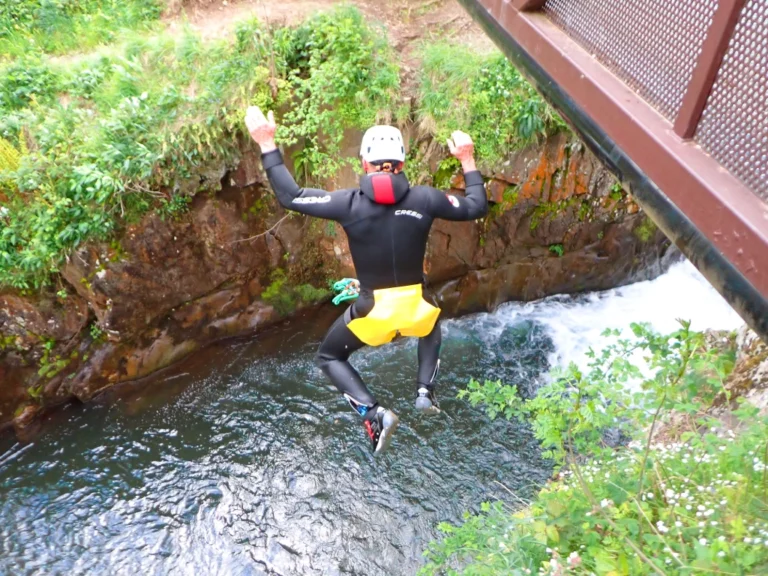  Le saut ? Un moment fort mais jamais obligatoire : chacun avance à son rythme avec Ariège Canyon Aventure.