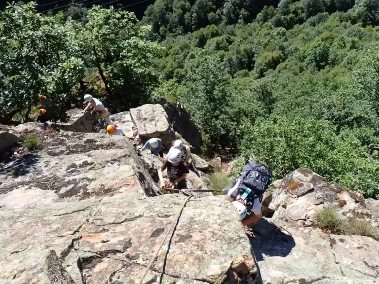 enfant gravissant une via corda en vallée d’Ax-les-Thermes en Ariège encadré par Ariège Canyon Aventure