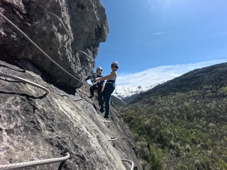 enfants escaladant une via ferrata en Ariège