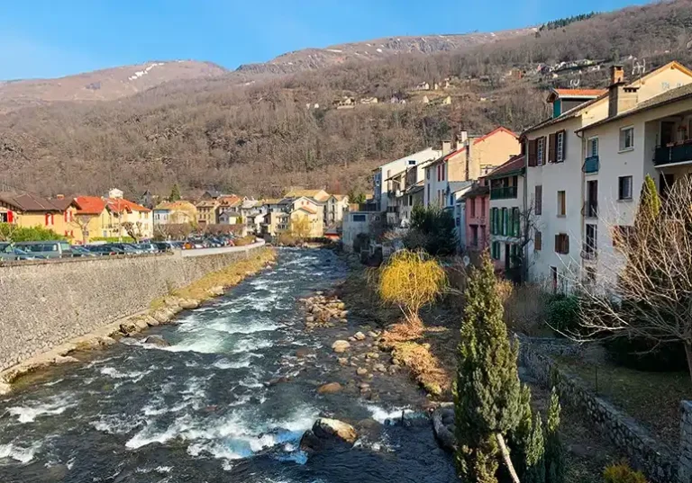 Ax les thermes village ou l'on voit la rivière Ariège traverser la ville