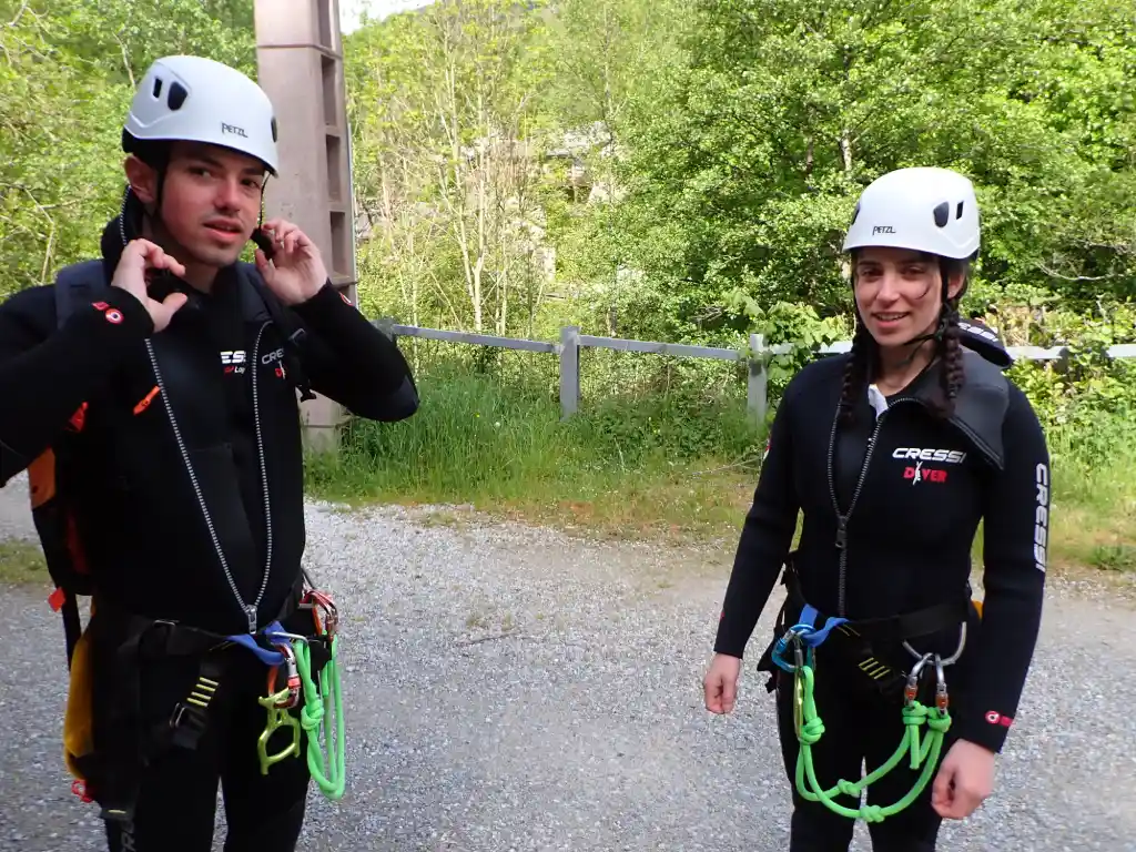 Jeunes participants à une sortie canyoning en Ariège équipés de combinaisons néoprène, casques, baudriers, chaussures