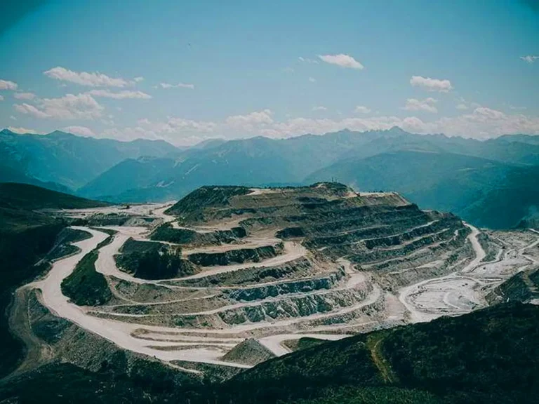 A deux pas d'Ax les thermes , vue de dessus de la carrière de talc de Trimous à Luzenac Ariège