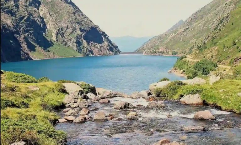 Panorama de l'étang de Soulcem en vallée de Vicdessos en Ariège avec vue sur le Barrage en fond