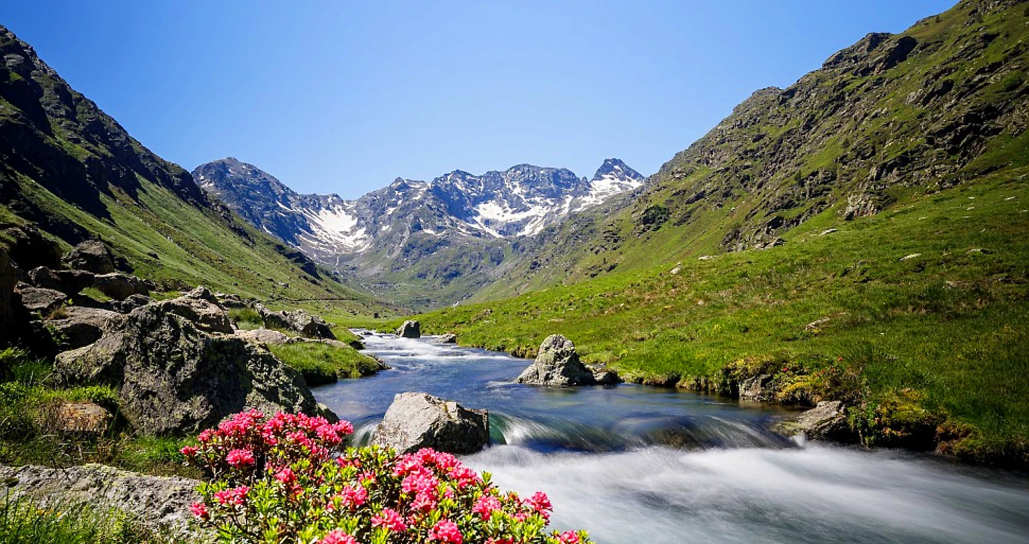 Vue d'une rivière de montagne et d'une jasse en vallée de Vicdessos en Ariège