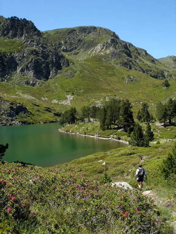 Vue d'un randonneur arrivant à un des lacs des Rabassoles en Ariège près d'Ax les thermes