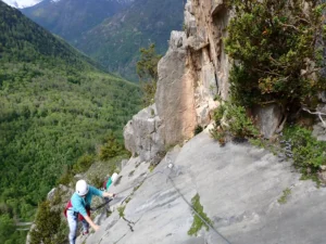 Passage de via ferrata en Ariège sur l'arête sud de Vicdessos avec Ariège canyon aventure