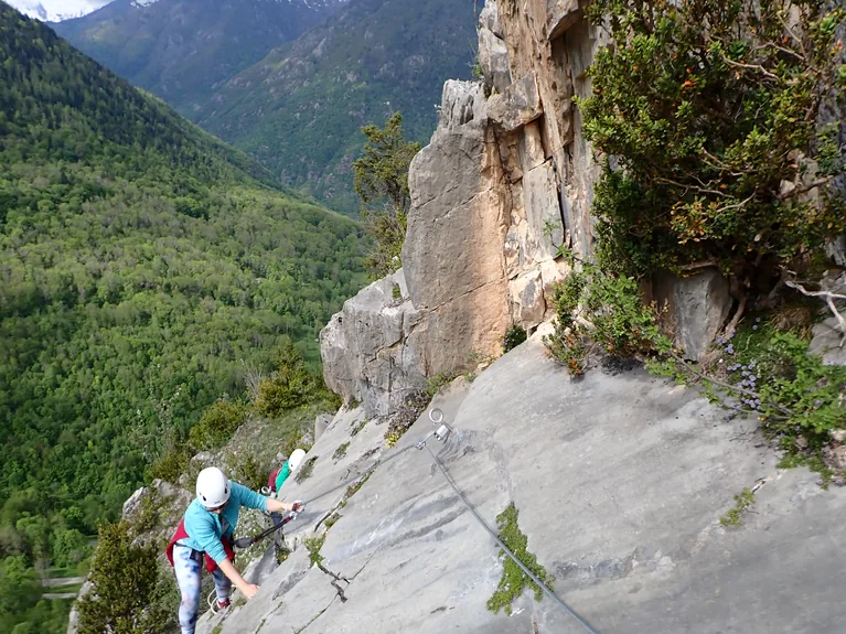 Passage de via ferrata en Ariège sur l'arête sud de Vicdessos avec Ariège canyon aventure