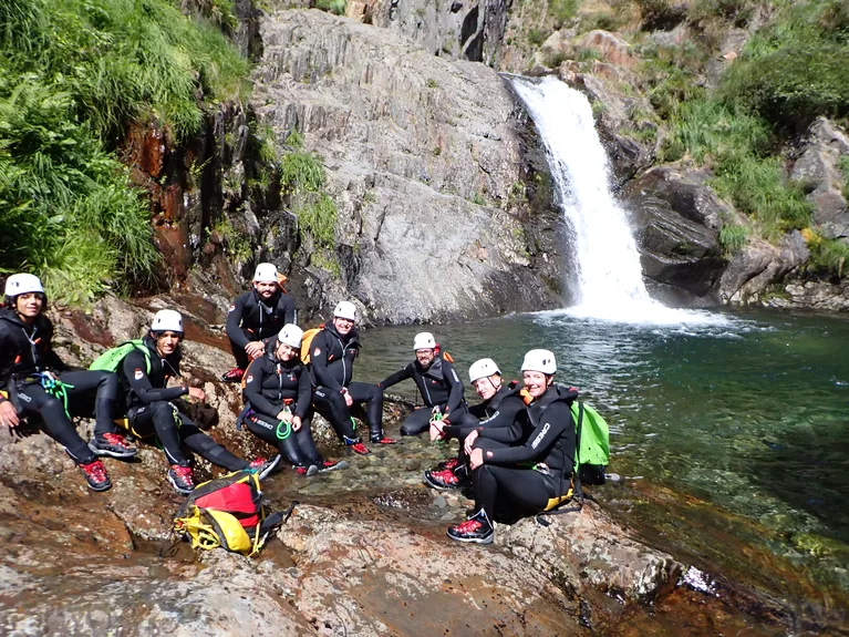 Groupe de venue de Toulouse en Ariege pour faire du canyoning avec Ariège canyon aventure dans l'Artigue