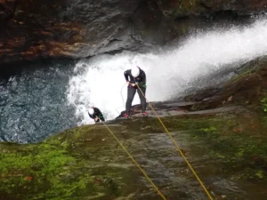 une descente en rappel au canyon de Marc accessible depuis Toulouse en 1h30